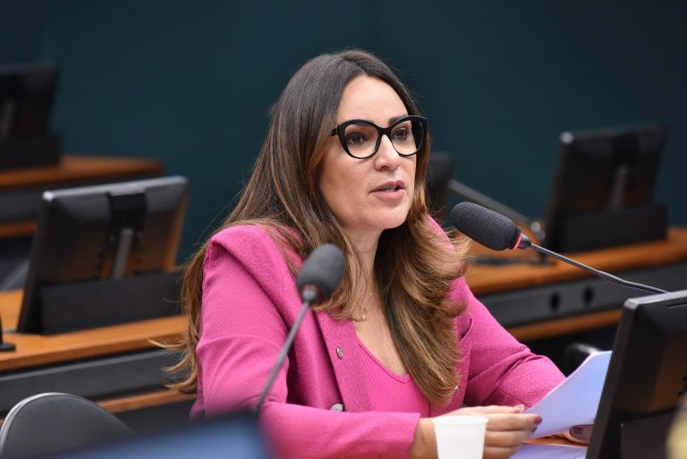Comissão aprova ampliação de atribuições de profissionais que prestam apoio escolar a alunos com deficiência