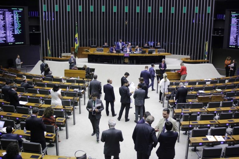 Câmara aprova projeto sobre instalação de antenas de telefonia; acompanhe