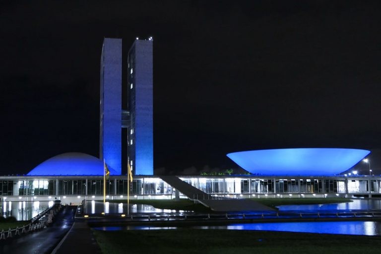 Congresso se ilumina de azul pelo Dia Nacional de Conscientização e Enfrentamento da Fibromialgia