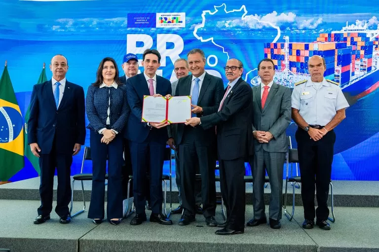 Lula assina decreto que regulamenta BR do Mar e fortalece cabotagem no país.