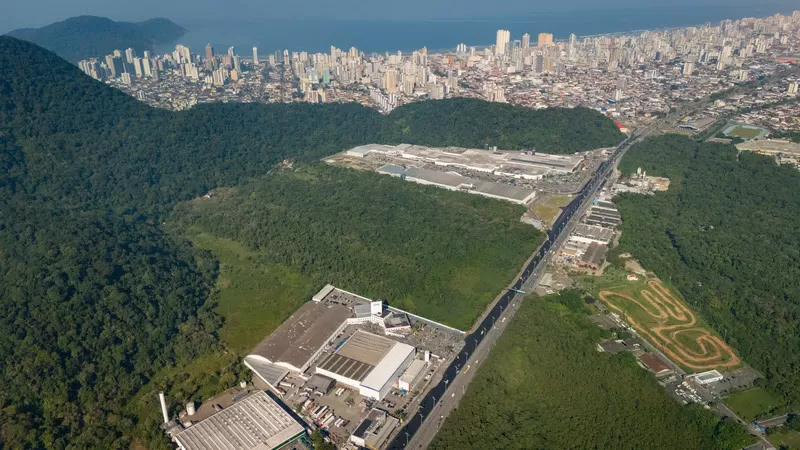 Pai de Neymar anuncia novo CT do Santos, mas obra pode destruir Mata Atlântica.