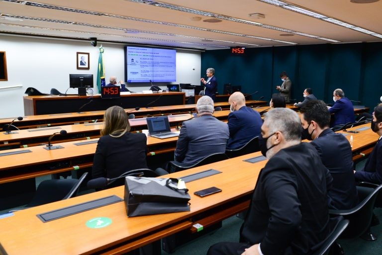 Deputados questionam volume da dívida pública e de reservas internacionais