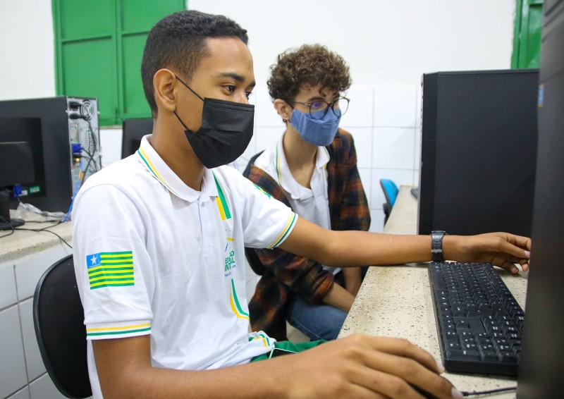 CETI Moacir Madeira Campos ajuda estudantes a se inscreverem no Enem