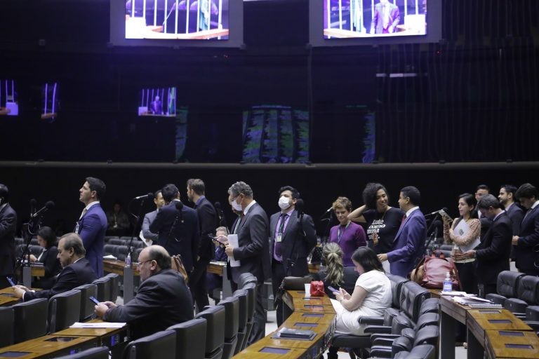Câmara analisa MP que permite uso de fundo para financiar plano de saúde de policiais federais; acompanhe