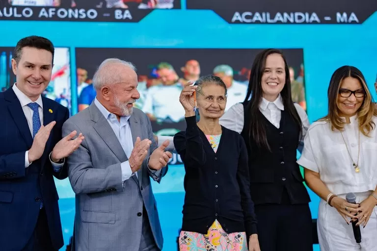 Lula entrega mais de 1,8 mil moradias em cinco estados: “O que o povo quer é dignidade”.