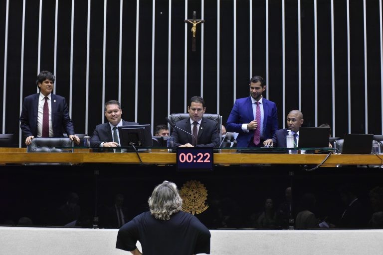 Programa de contratação de voluntários é alvo de obstrução de partidos contrários ao governo; acompanhe