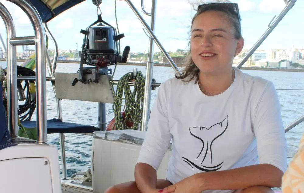 Instalação em Salvador reflete sobre a presença de microplásticos no corpo humano e nos oceanos.