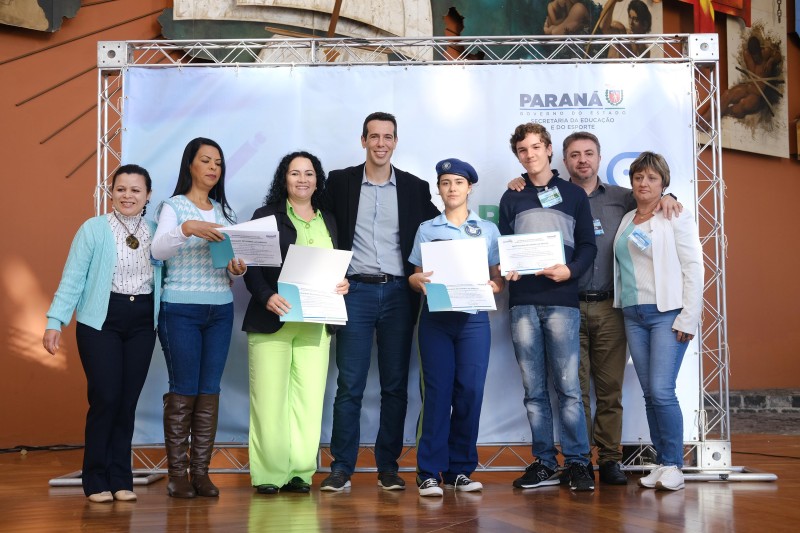 Ganhadores do Redação Nota 10 participam de premiação em visita a Curitiba