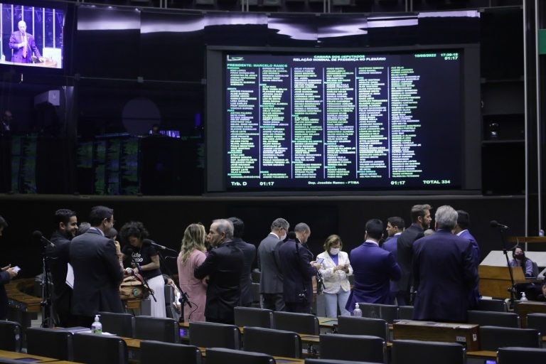 Câmara aprova projeto que cria o Dia Nacional do Cristão; acompanhe