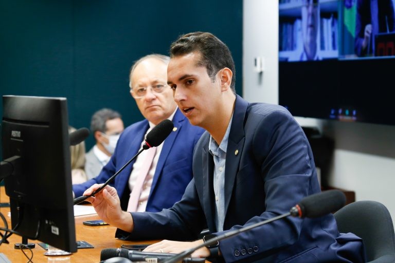 Tarifa represada na pandemia levou a reajustes de até 25% na conta de luz, dizem distribuidores em debate