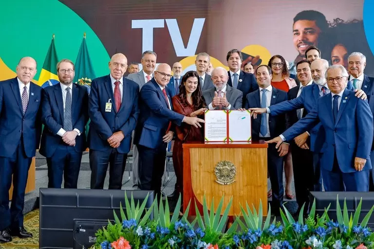 Lula institui no Brasil a TV 3.0, que começa a funcionar em 2026.