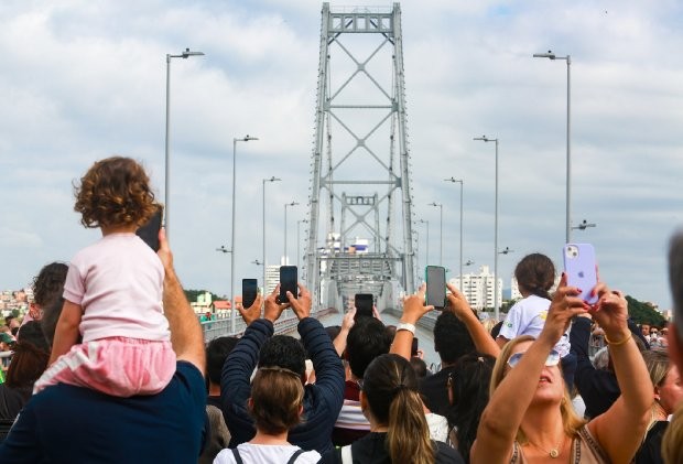 Aniversário de 96 anos da Ponte Hercílio Luz é celebrado com apresentação da Camerata