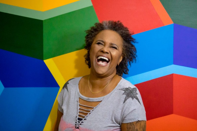 Sandra de Sá se apresenta na ‘Série Arte no Outono – Campos: cores e cantos’
