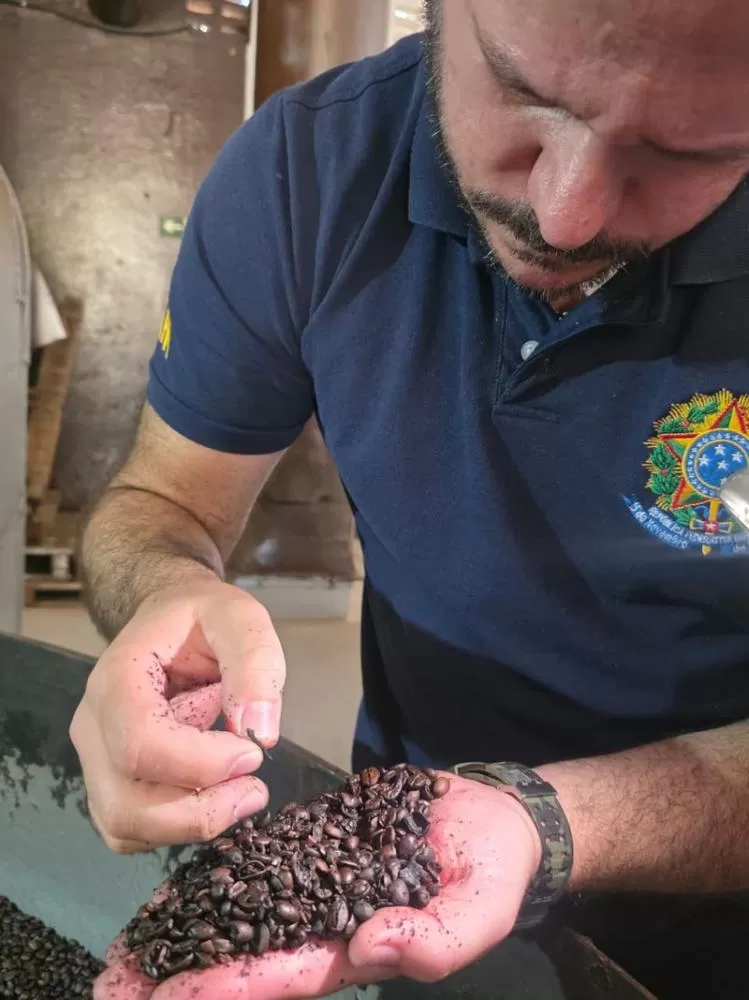  Operação apreende mais de 2 toneladas de café irregular no RJ.