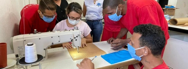 Presos da Penitenciária de Uberlândia produzem lençóis para hospitais do município