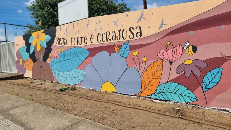 Movimento artístico CORjunto transforma muro do Centro de Referência da Mulher