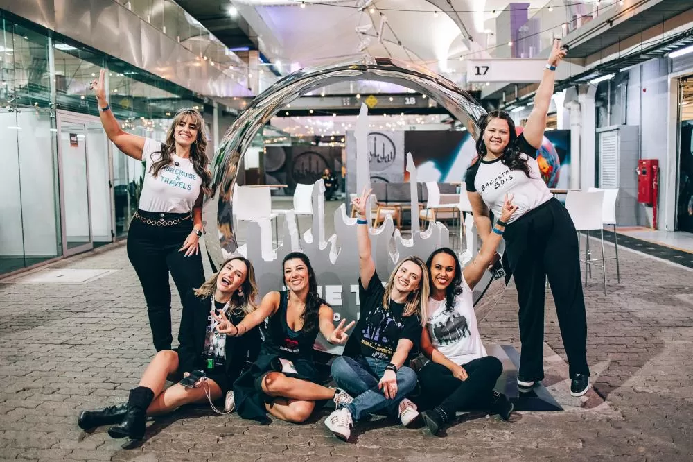 A quatro dias para o show de Backstreet Boys, fãs da banda participam de visita na Cidade da Música. 
