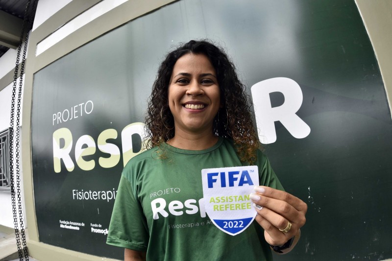 “Experiência única na minha vida”, diz profissional de educação física do RespirAR que é árbitra assistente da FIFA
