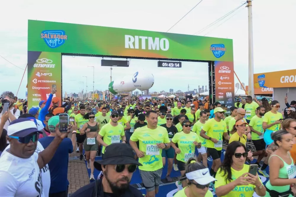 Primeiro dia da Maratona Salvador 2025 reúne milhares de corredores na Boca do Rio para provas de 5 km e 10 km.