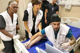 Médicos Sem Fronteiras foi forçada a suspender atividades na Cidade de Gaza em meio a ataques israelenses, mas continua trabalhando no território.