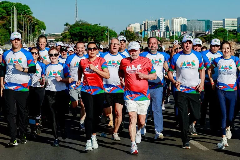 “É por meio da educação que a gente vai tornar o Brasil soberano”, diz Lula na Corrida e Caminhada MEC 95 Anos.
