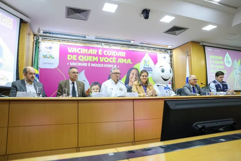 Governo do Brasil lança campanha para vacinar crianças e adolescentes de até 15 anos.