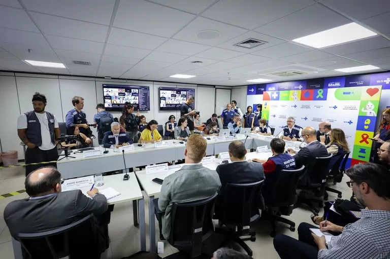 Governo do Brasil oficializa a Sala de Situação Nacional para monitorar intoxicações por metanol e amplia estoques de antídotos no SUS.