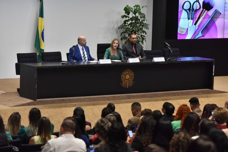 Profissionais da beleza defendem projeto de lei que permite formalização do setor