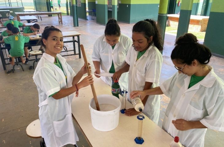 Conscientização ambiental é trabalhada em aula prática na EE Augusto Krug Netto