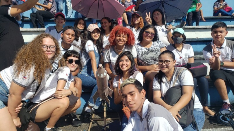 Estudantes da rede estadual de Manaus lançam foguetes de garrafas plásticas para aprender Física e Matemática