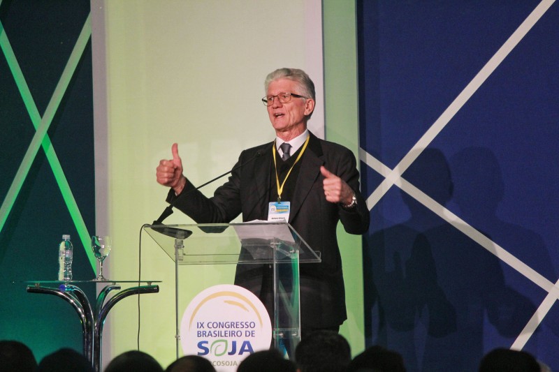 Em congresso, secretário defende sustentabilidade e tecnologia na produção de soja