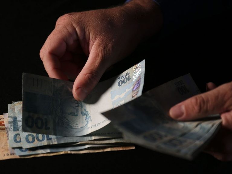 Norma que permite a servidor aposentado ganhar mais do que o teto é tema de debate na quarta-feira