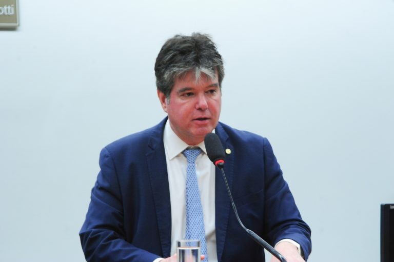Deputados reclamam da ausência do governo em audiência pública sobre o INSS