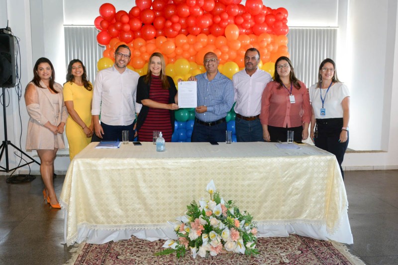 No dia de combate à LGBTfobia prefeita entrega projeto de Lei de criação do Conselho Municipal LGBT