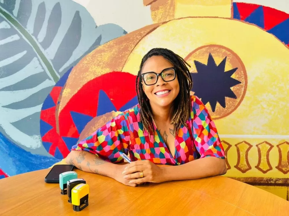 “A juventude negra aprende a se camuflar para sobreviver à violência racista”, diz Bárbara Carine na Flica 2025.