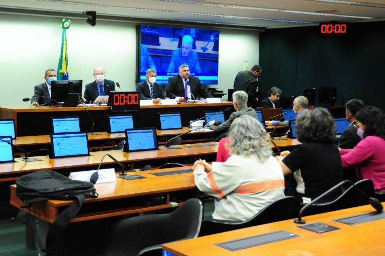 Deputados de oposição pedem ao TCU a suspensão de análise sobre a privatização da Eletrobras