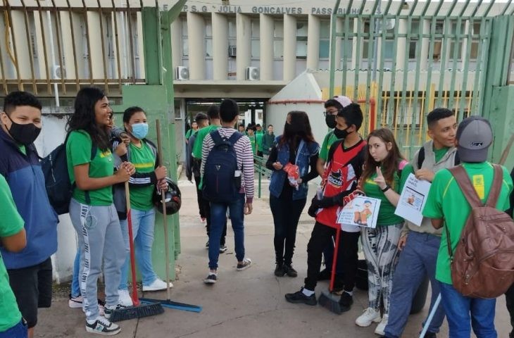 Em acolhida, estudantes parabenizam e homenageiam garis de Corumbá