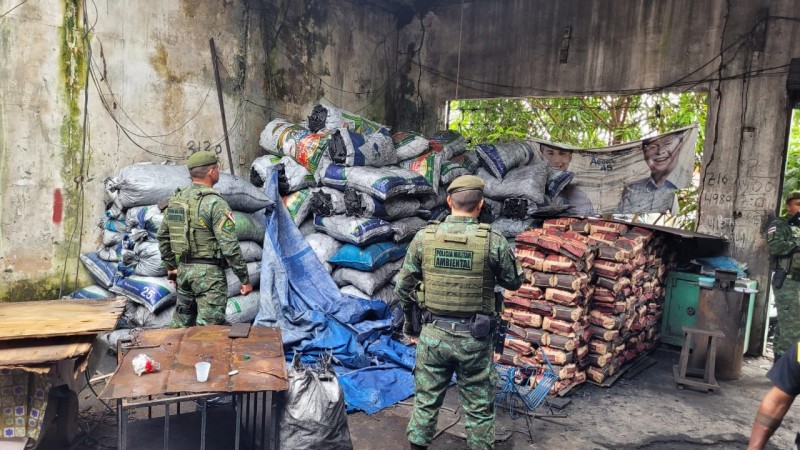 No bairro Educandos, PMAM apreende carvão vegetal irregular em depósito clandestino