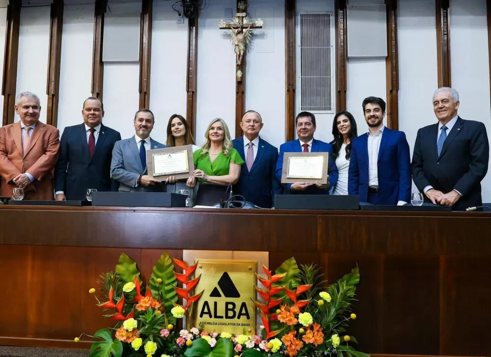 Deputado Adolfo Menezes entrega títulos de cidadania baiana a delegados da Polícia Federal.