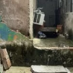 Entre a polícia e o tráfico, moradoras do Complexo da Penha ficam com os escombros.