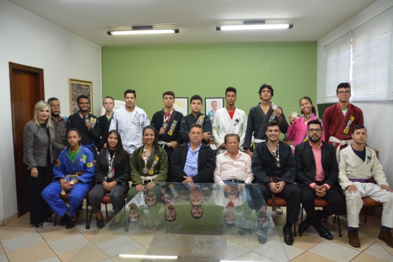 Prefeito Akira recebe medalhistas de Jiu Jitsu da equipe Almeida JJ