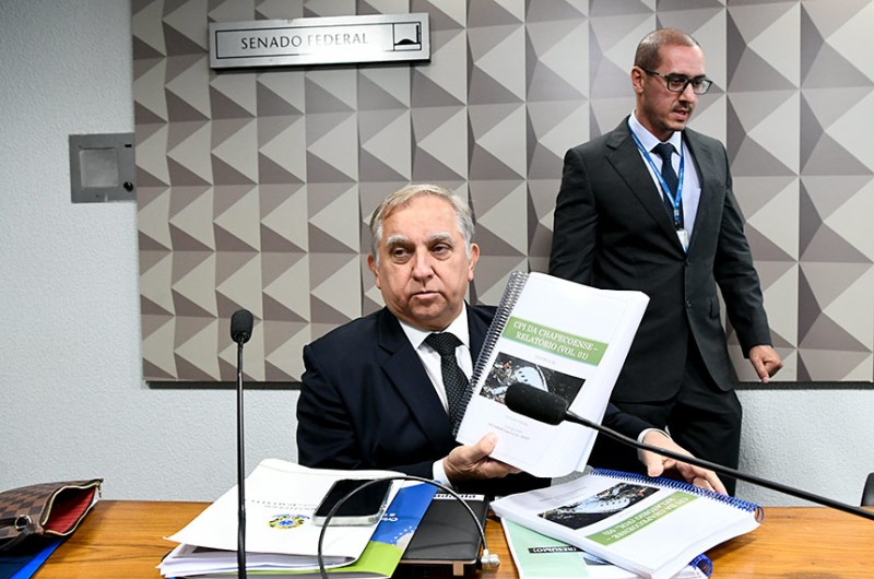 Izalci entrega relatório da CPI do Acidente da Chapecoense