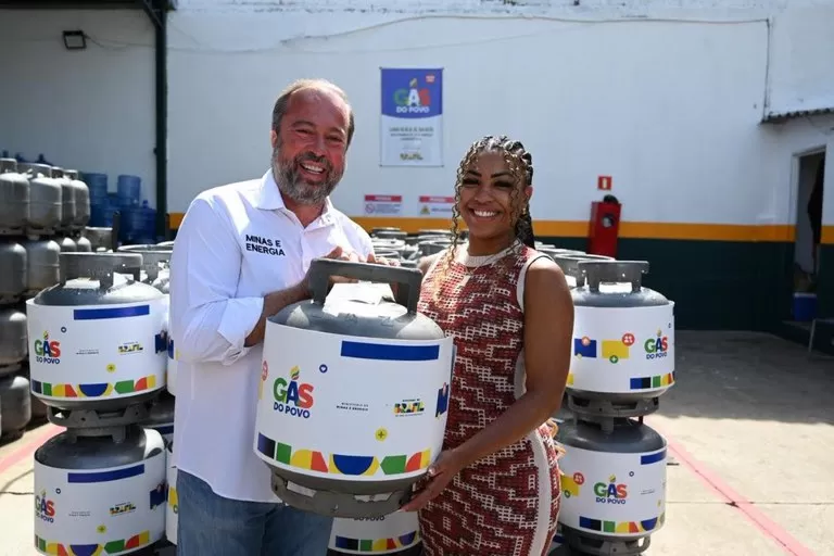 Governo do Brasil iniciou recarga gratuita de botijão para 1 milhão de famílias na segunda (24).