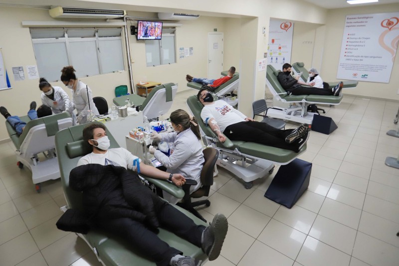 Com queda nos estoques e baixas temperaturas, Hemepar convoca população para doar sangue