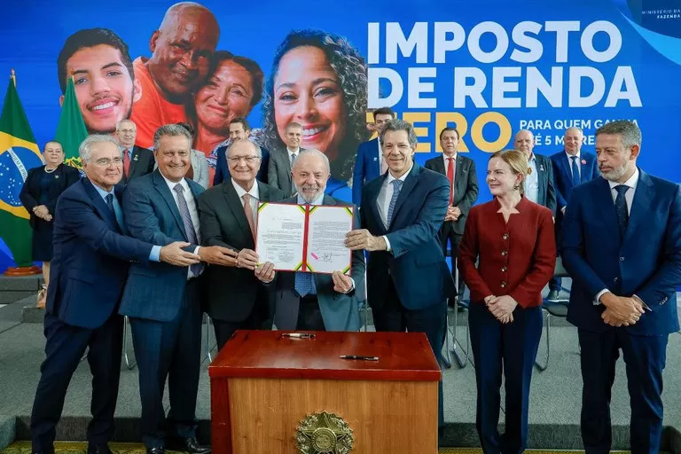 420,9 mil baianos ficam isentos do Imposto de Renda após lei sancionada pelo presidente Lula.