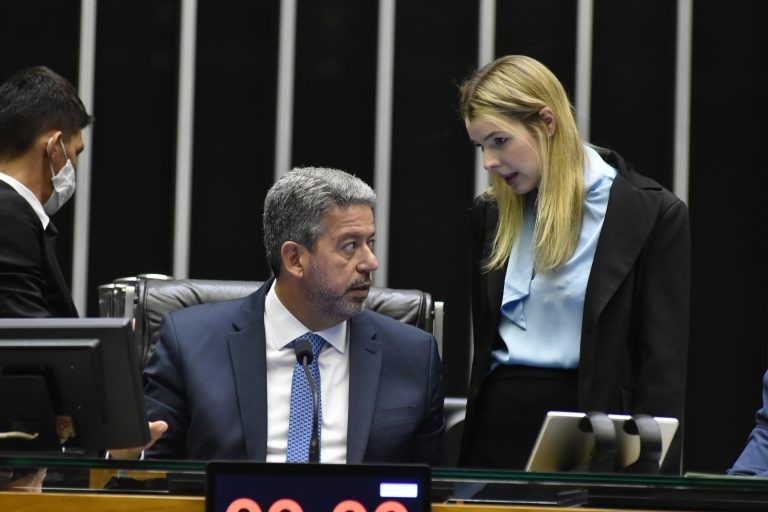 Deputados aprovam urgência para projeto que regulamenta educação domiciliar; acompanhe