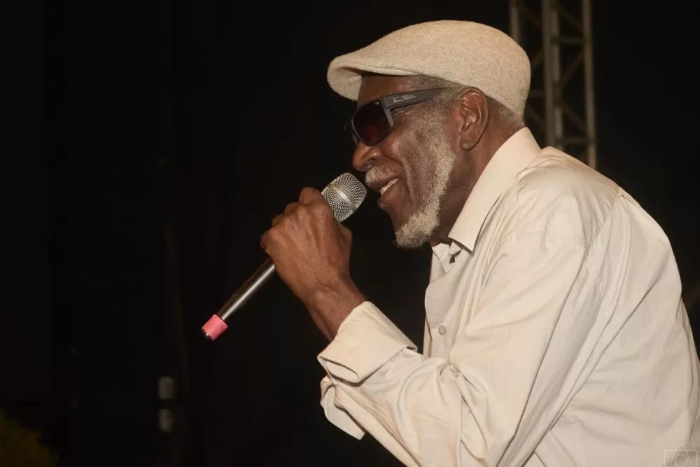 MESTRE SABARÁ, AOS 91 ANOS, EMOCIONA ITABUNA NA PRIMEIRA NOITE DA FLICACAU.