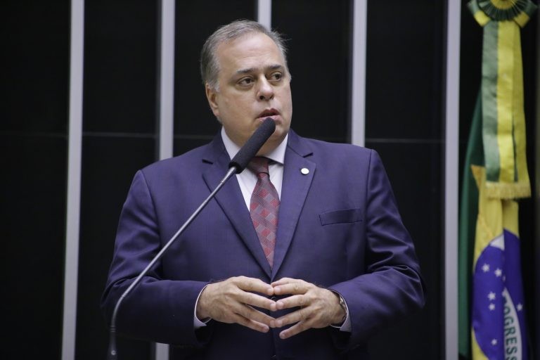 CCJ aprova homenagem póstuma a médico e prefeito de Carmópolis de Minas