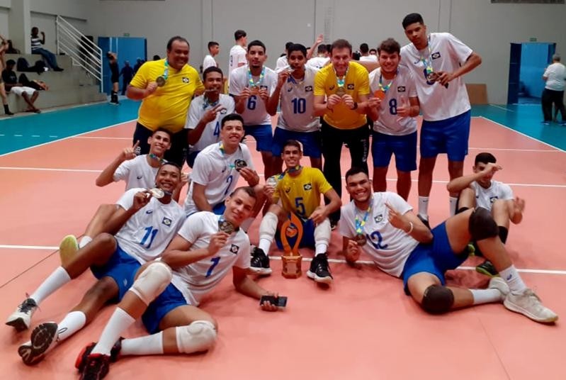 Atletas luverdenses integram equipe campeã em torneio nacional de vôlei