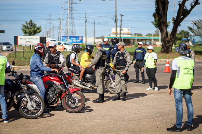 Em alusão ao Maio Amarelo, PM conscientiza condutores sobre segurança no trânsito